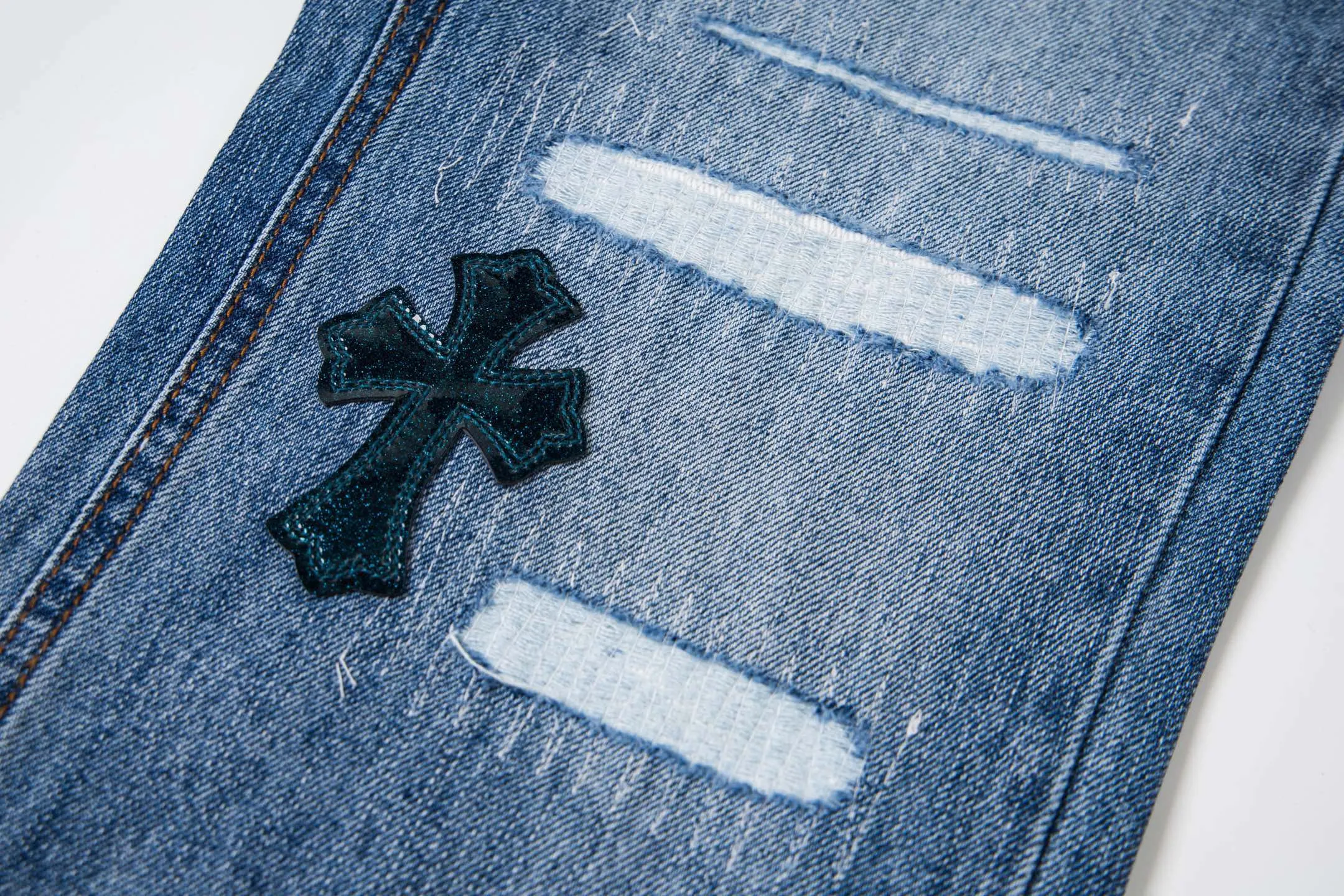 P280 High version (evergreen version) Chrome Hearts/Chrome Hearts 25FW CH Blue Pants Starry Sky Hole Laminated Leather Cross Bamboo Jeans. It adopts starry sky theme leather elements, mostly in the shape of a cross, with glitter on the leather surface. Unique design with simple and elegant details, exquisite workmanship, neat lines and in-place details on the entire pair of pants! It’s also so cool that both men and women can easily control it. It’s a gender-neutral trendy up version. Style number: 1766# Color: blue Size: 28 30 32 34 36